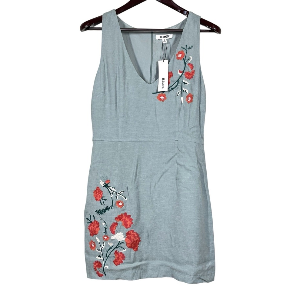 NWT BB Dakota Sleeveless Mini Dress Sz 8 Light Green Embroidered Flowers V-Neck